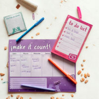 Diseño de Papelería Creativa Colombiana | Pantone de Papel Descubre productos de papelería hermosos y únicos que te acompañarán durante todo el año. ¡Creamos diseño que enamora!